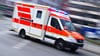 Ein Motorradfahrer ist in Charlottenburg bei einem Verkehrsunfall so schwer verletzt worden, dass er ins Krankenhaus gebracht werden musste. (Symbolfoto)