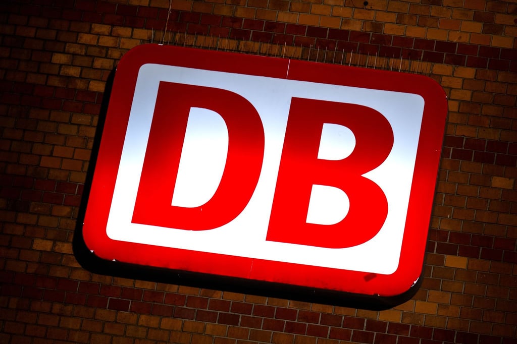 Nach einem Brandanschlag an Bahngleisen in Bremen wird ein Bekennerschreiben geprüft.