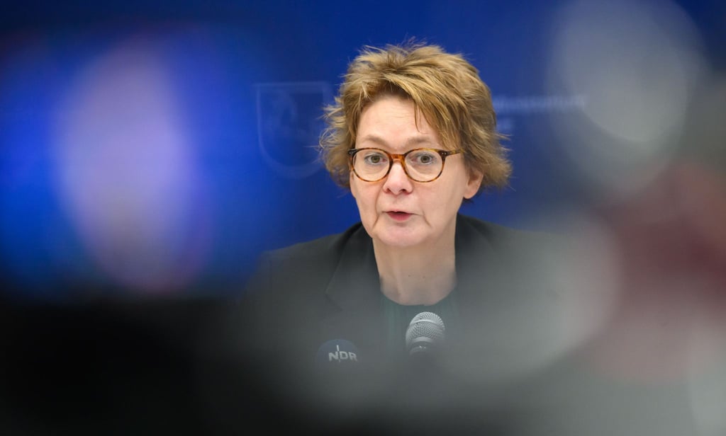 Seit einigen Monaten gibt es in Niedersachsen laut Innenministerin Daniela Behrens immer wieder Fälle von rassistischen Gesängen. (Archivbild)