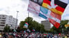 Tausende von Teilnehmern der „Querdenker“-Demonstration zogen am Samstag durch die Berliner Innenstadt.