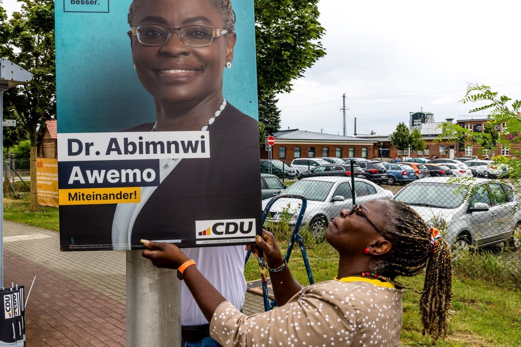 Die CDU-Politikerin Adeline Abimnwi Awemo wurde beim Aufhängen von Wahlplakaten in Cottbus angegriffen und rassistisch beleidigt. (Archivbild)