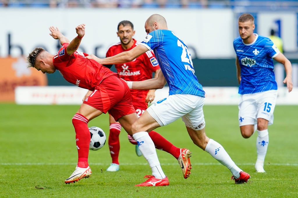 Düsseldorf um Felix Klaus (l) und Darmstadt um Aleksandar Vukotic lieferten sich ein Duell auf Augenhöhe.
