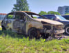 Seit rund zwei Monaten steht dieses Wrack eines ausgebrannten Kleinwagens auf einem Stellplatz an der Garbsener Straße in Schönebeck.