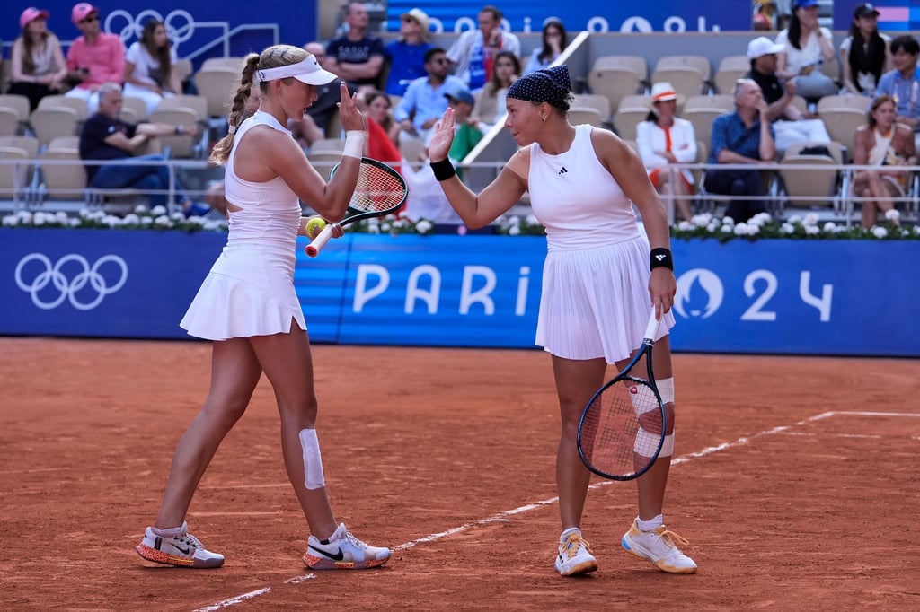 Mirra Andrejewa (l) und Diana Schnaider aus Russland holten Olympia-Silber im Tennis-Doppel.