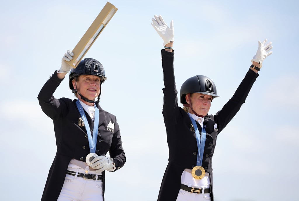 Jessica von Bredow-Werndl und Isabell Werth feiern ihre Medaillen.