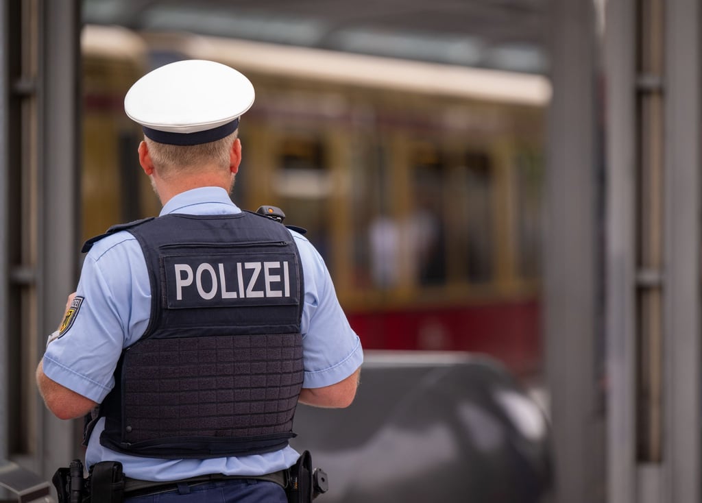 Die Polizei hat in Prenzlauer Berg einen betrunkenen Mann festgenommen, der Passanten angeschrien und den Arm zum Hitlergruß gehoben hat. (Foto - Illustration)