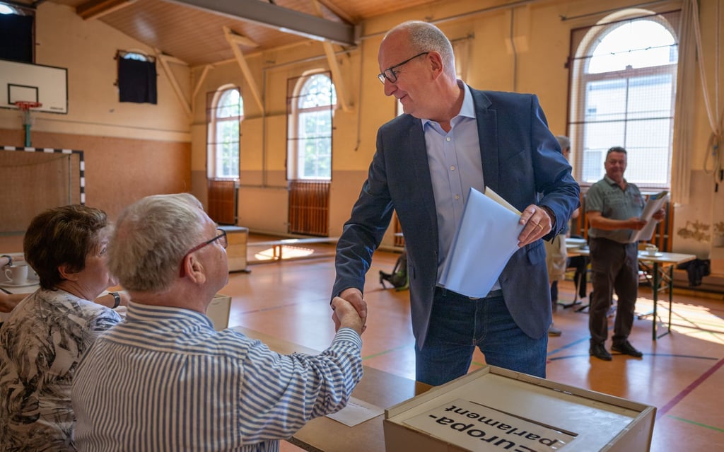 Sie werden vielerorts gesucht: Wahlhelferinnen und Wahlhelfer - wie hier mit Dietmar Woidke - für die Landtagswahl in Brandenburg. (Archivbild)
