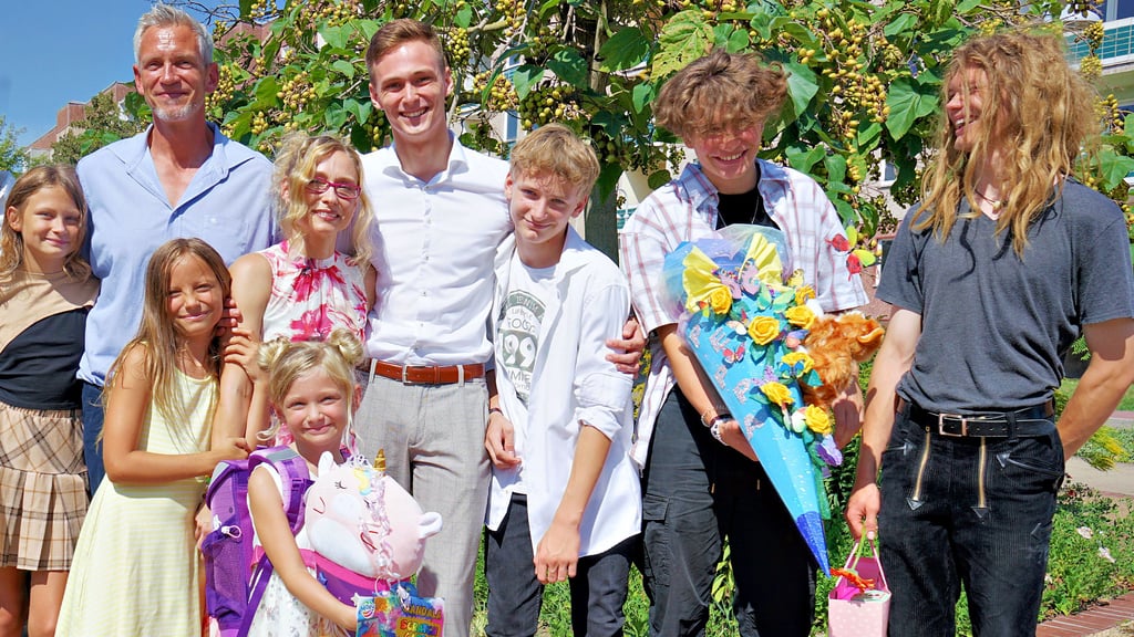 Andreas und Nicole Fahtz sind stolz auf ihre Kinder (v.l.): Carlotta-Marie (11), Wolke-Lilly (8), Peppa-Louane (6), Maximilian (21), Tom-Luca (13), Benjamin (15) und Jonas-Alexander (18).