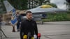 Selenskyj stellt ukrainische Kampfjets vom Typ F-16 vor.