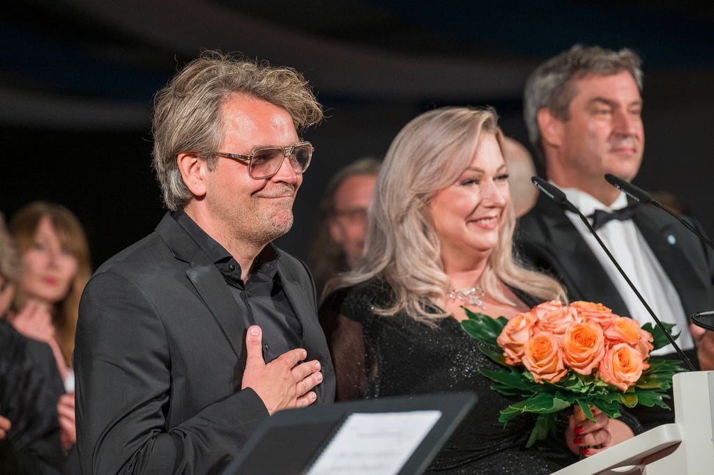 „Tristan“-Regisseur Arnarsson, Festivalchefin Wagner, Ministerpräsident Söder (l-r). (Archivbild)