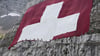 Anfang August wird am Säntis eine riesige Schweizerfahne zum Nationalfeiertag angebracht und danach wieder abgebaut. Höhenarbeiter beteiligten sich am Rettungseinsatz.