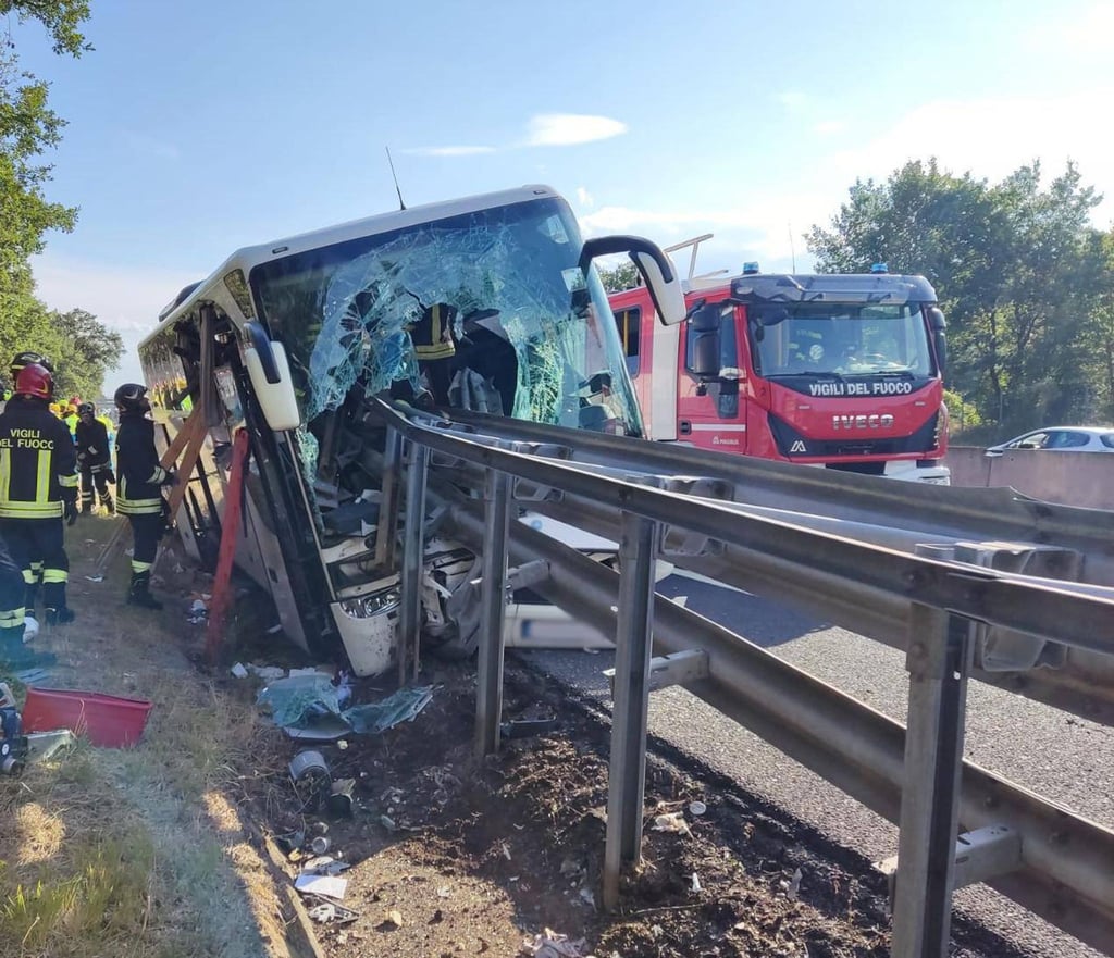 Die Windschutzscheibe des Busses wurde von der Leitplanke regelrecht durchbohrt.