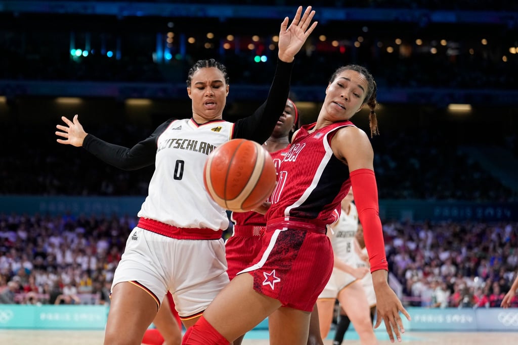 Satou Sabally (l.) und die deutschen Basketballerinnen freuen sich auf die Zeit in Paris.