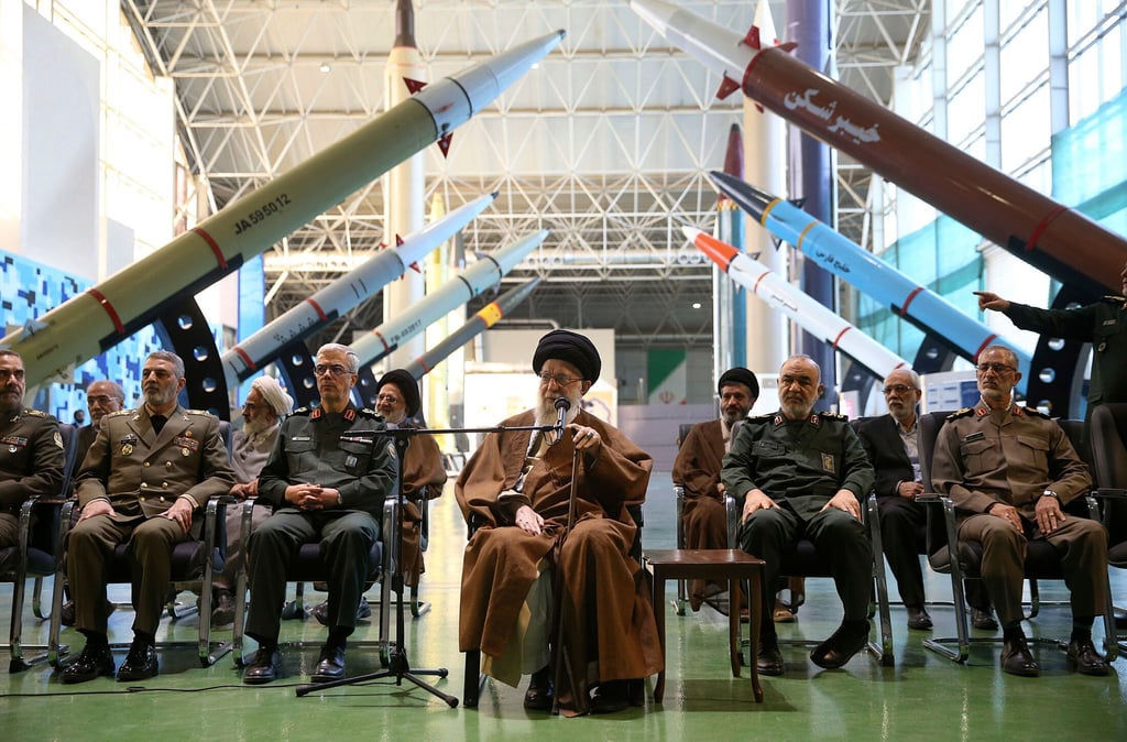 Irans Revolutionsführer Ali Chamenei besucht eine Waffenausstellung der Revolutinsgarden, die eine Angriff auf Israel vorbereiten.