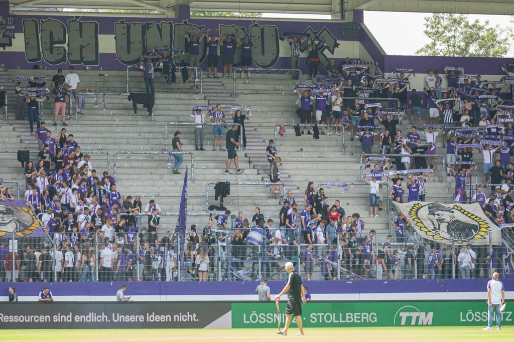 Aue-Fans protestierten beim Auftakt in die Saison.