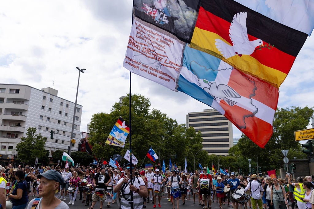 Tausende von Teilnehmern der „Querdenker“-Demonstration zogen am Samstag durch die Berliner Innenstadt.