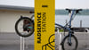 Ein Fahrrad hängt an einer Radservice-Station am Schladitzer See bei Leipzig.