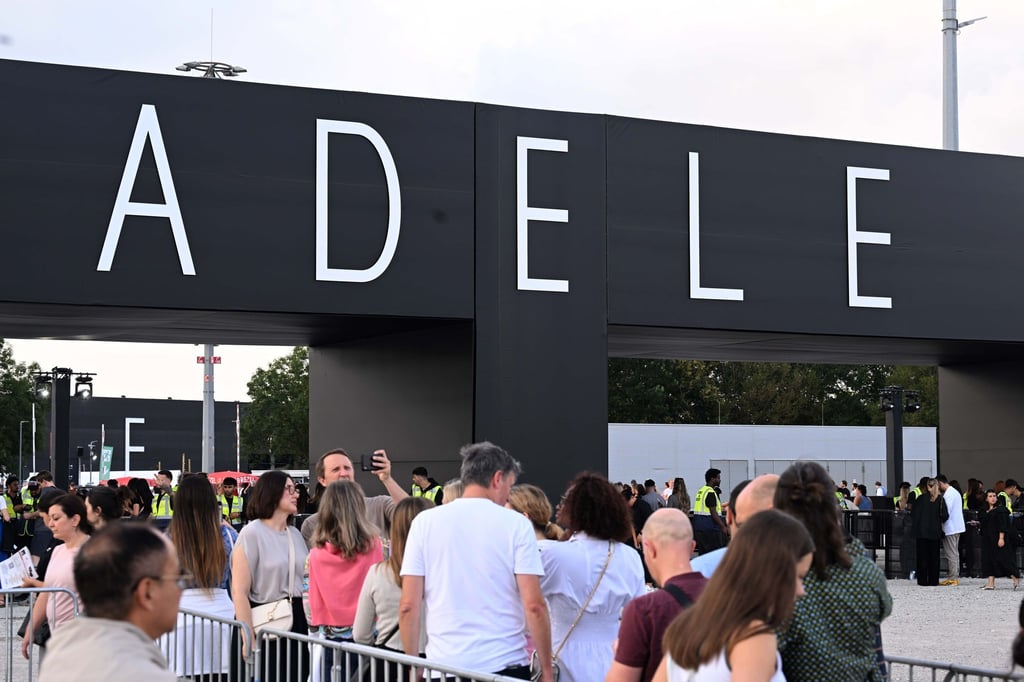 Besucher sind auf dem Weg zu einem Konzert der britischen Sängerin Adele.