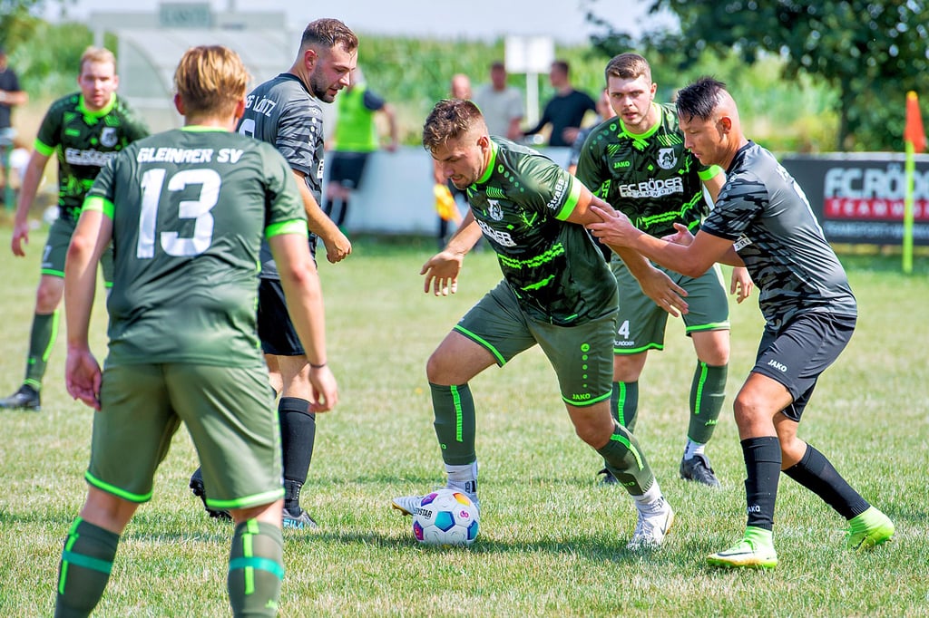 Max Illig (am Ball), hier bedrängt von VSG-Akteur Eldar Bondarcev (r.), hat mit der neu gebildeten Kombination FC RSK Freyburg II/Gleinaer SV einen gelungenen Start in die neue Kreisliga-Saison gefeiert.