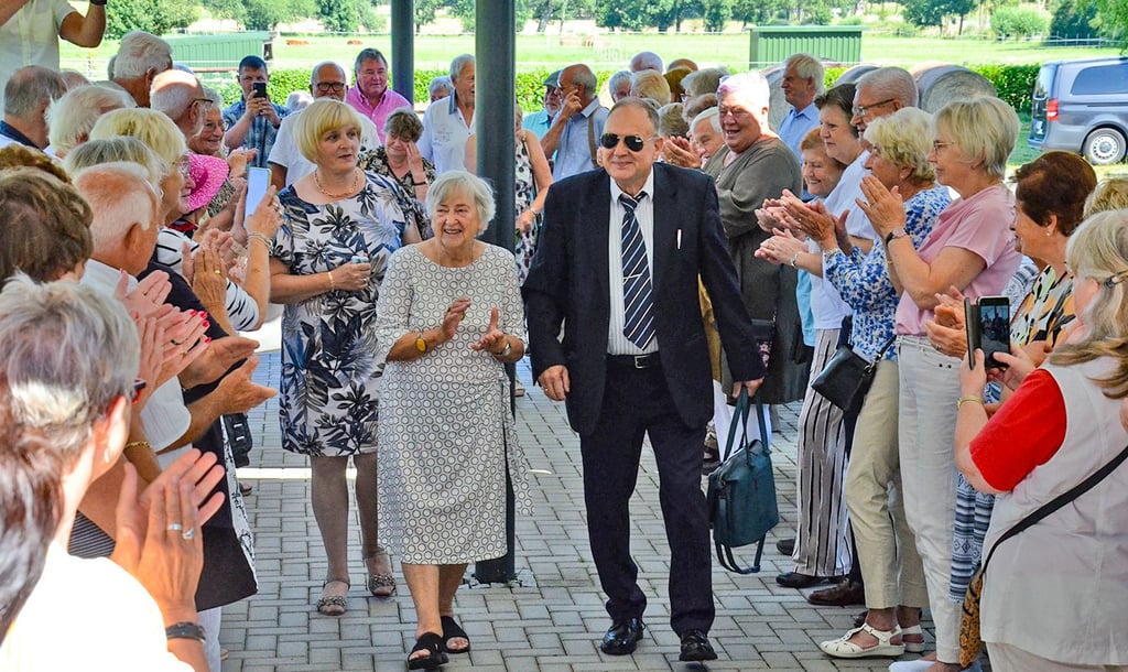 Rund 100 Gäste standen Spalier für Mariusz Angrik und seine Mutter Rosemarie.