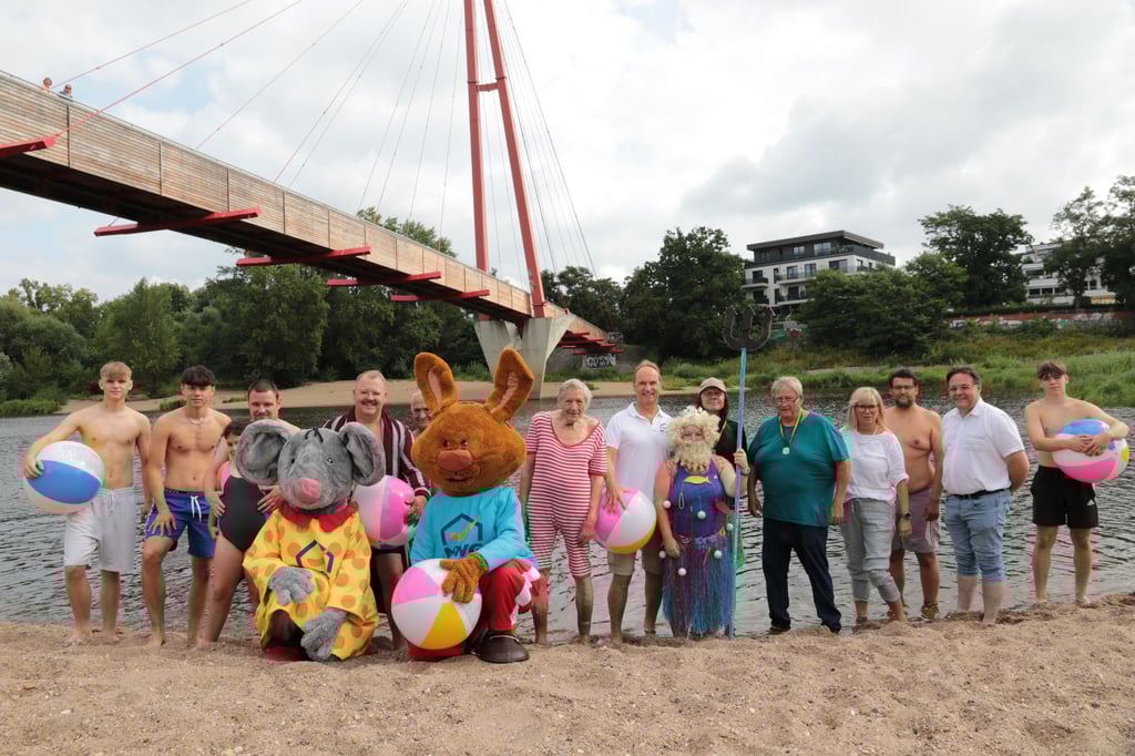 In der elbe in Magdeburg konnte am Wochenende gebadet werden. Am Sonntagvormittag um 10 Uhr wurde der Elbebadetag feierlich eröffnet.