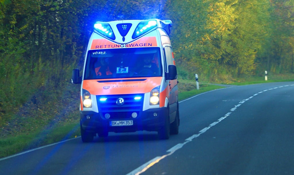 Der Motorradfahrer wurde einem Polizeisprecher zufolge mit einem Rettungswagen ins Krankenhaus gebracht. (Symbolbild)
