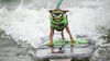World Dog Surfing Championships in Pacifica, Kalifornien: Mit Schwimmweste und Kostüm treten die Hunde - hier der Zwergpinscher Rusty - im Wellenreiten gegeneinander an.