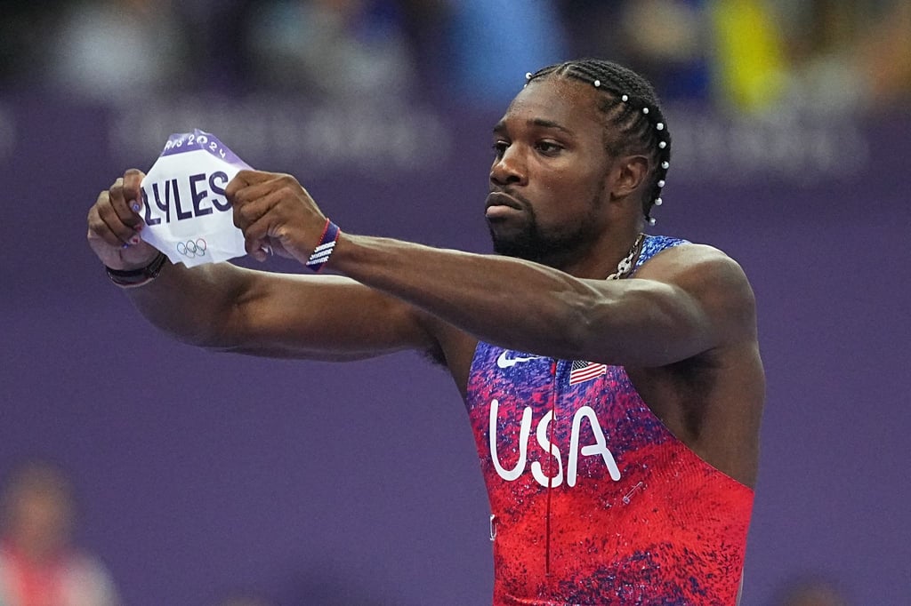 Noah Lyles zeigt, wer das 100-Meter-Finale gewonnen hat.