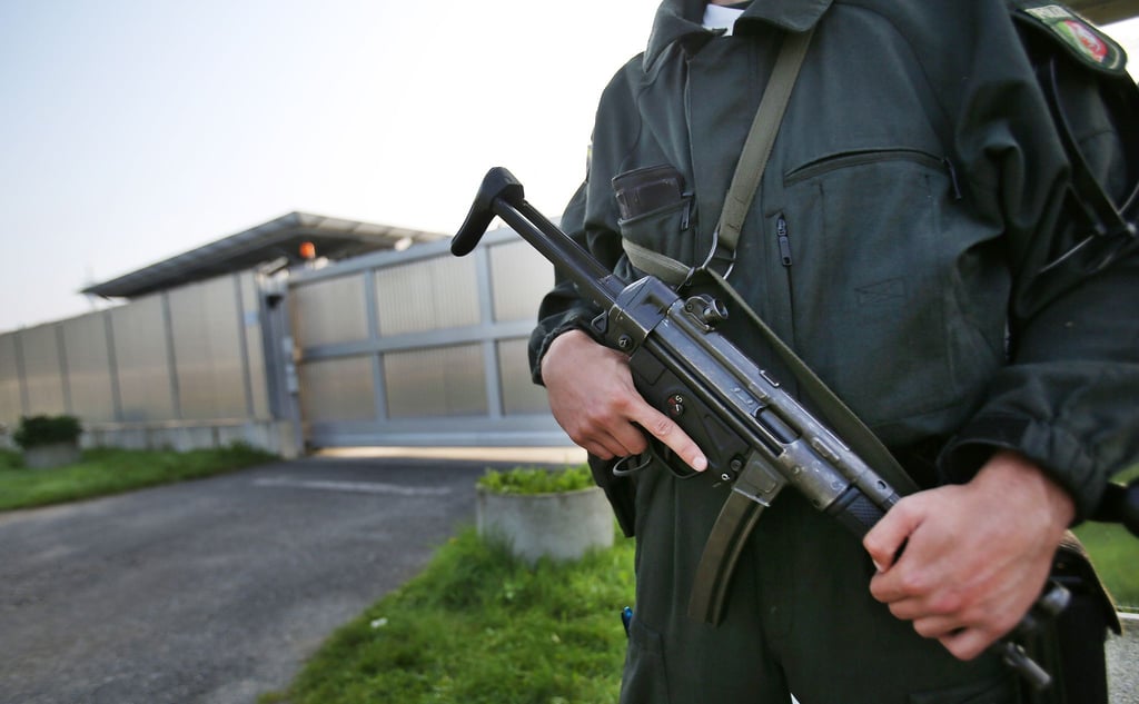 Polizisten sichern das Gebäude des Oberlandesgerichtes in Düsseldorf. (Archiv- und Symbolbild)