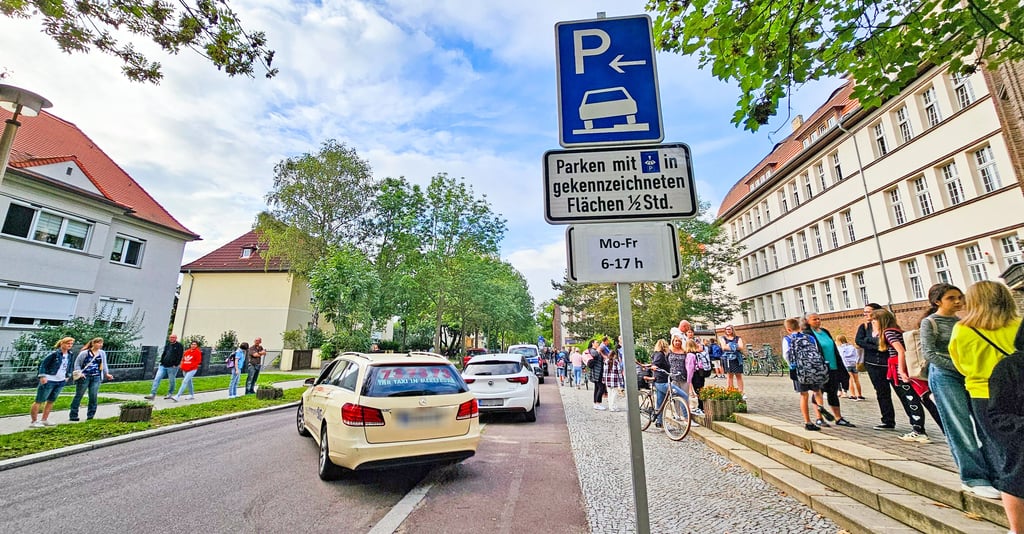 Erster Schultag am Standort Dürerstraße: Da die Straße jetzt Einbahnstraße ist, gab es keinen Gegenverkehr. Alles lief ruhig.