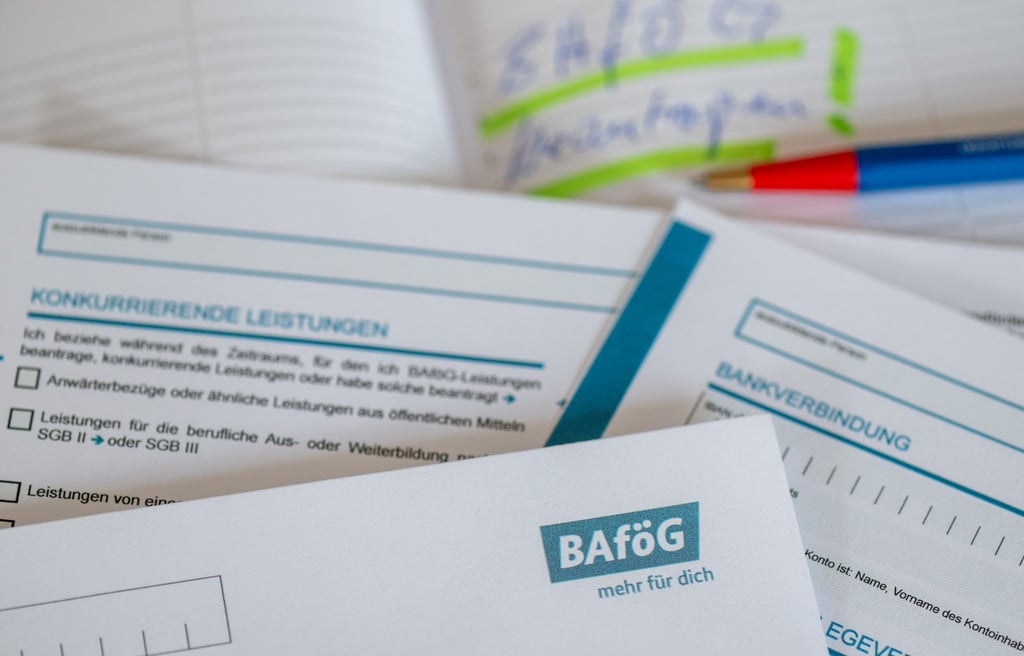 Die Zahl der Bafög-Empfänger ist gestiegen - wenn auch nur leicht. (Archivbild)
