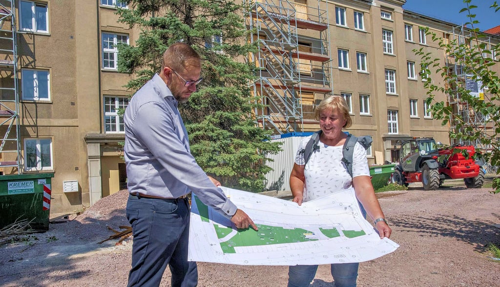 DWG-Geschäftsführer Thomas Florian und die Abteilungsleiterin Technik, Undine Faltin, bei der Baustellenbesichtigung