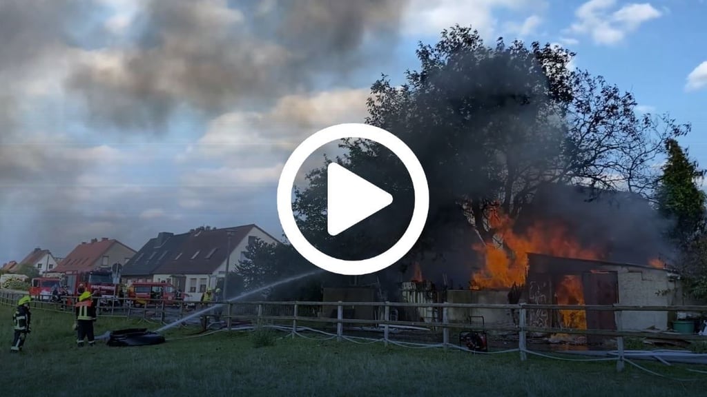 Feuerwehr kämpft gegen Großbrand auf MessieGrundstück in Klötze