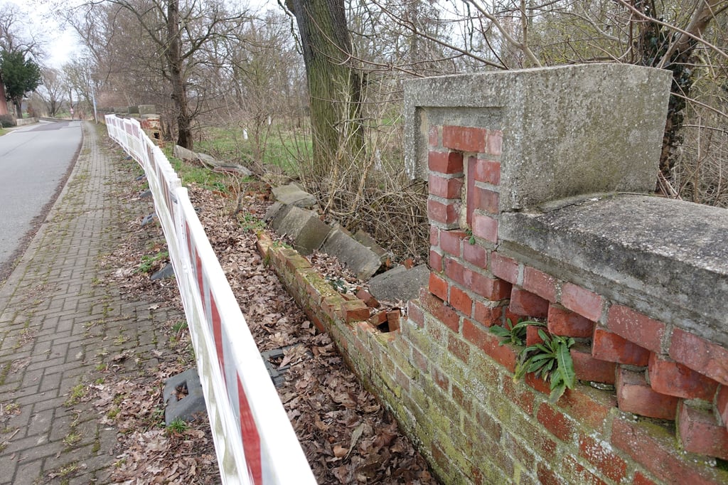 2021 ist ein Teil der historischen Schlossmauer eingestürzt und wartet seither auf Erneuerung.