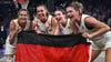 Feiern mit der Fahne: Die 3x3-Basketballerinnen.