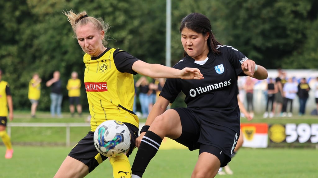 Magdeburgs Amina Bibossynova im Duell mit Dortmunds Kimberly Becker. Die FCM-Frauen verloren das Testspiel beim BVB am Ende knapp mit 2:3.
