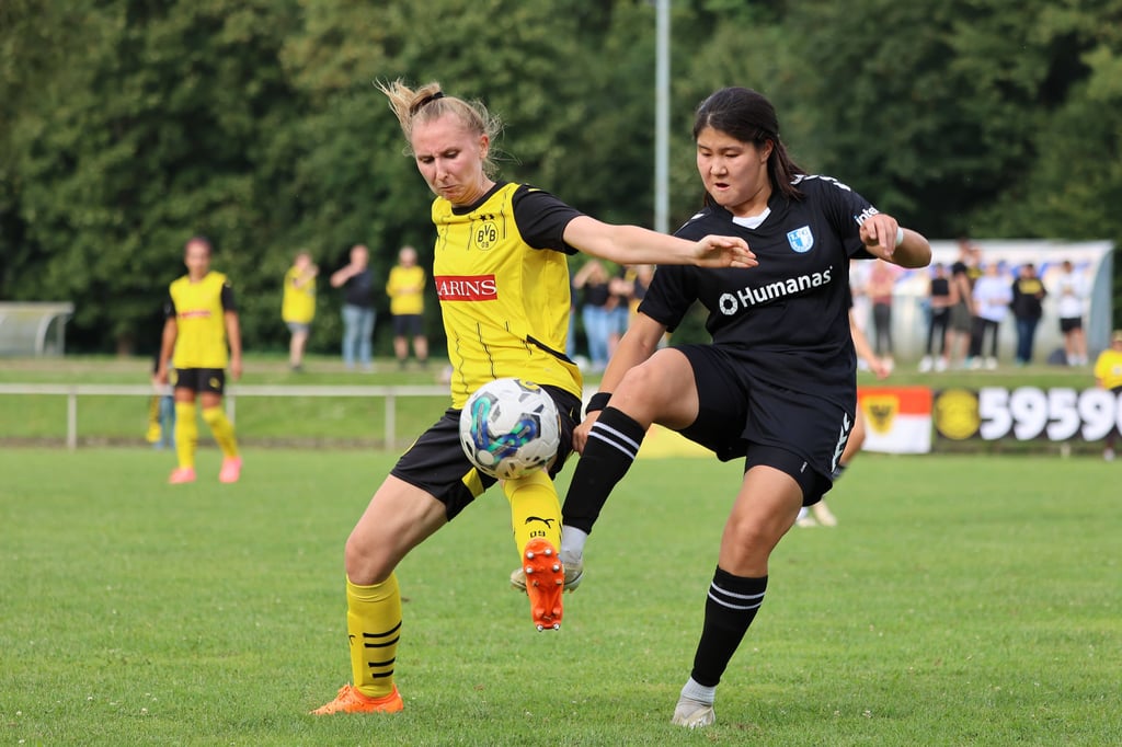 Magdeburgs Amina Bibossynova im Duell mit Dortmunds Kimberly Becker. Die FCM-Frauen verloren das Testspiel beim BVB am Ende knapp mit 2:3.