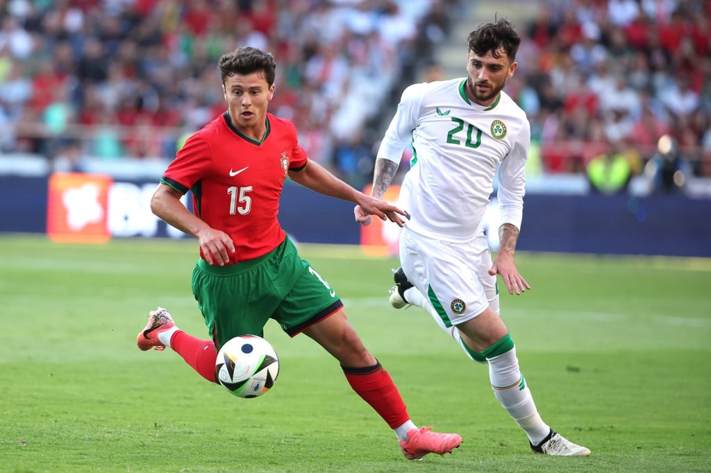 Der Portugiese Joao Neves hat einen Fünfjahresvertrag bei Paris Saint-Germain unterschrieben.