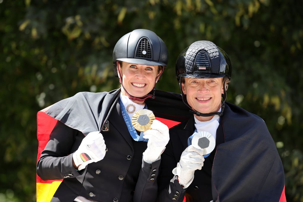 Viel Schlaf haben Isabell Werth und Jessica von Bredow-Werndl nach ihrem grandiosen Olympia-Abschluss nicht bekommen.