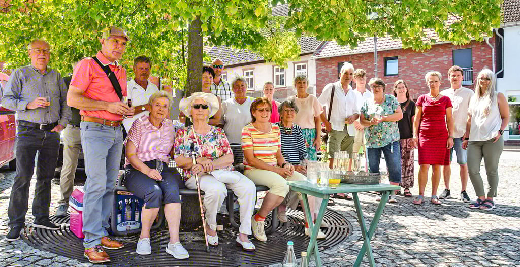 Ein Foto von der Eröffnung der Sommerkunstmeile 2024 Seehausen (Altmark). Weil es so heiß war, stießen die meisten lieber mit Wasser statt Sekt an.
