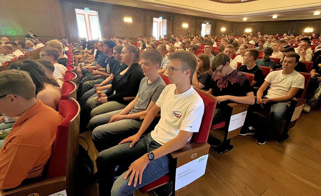 Azubis, Ausbilder, Vertreter der Ausbildungsbetriebe und Angehörige hören den Rednern gespannt zu.