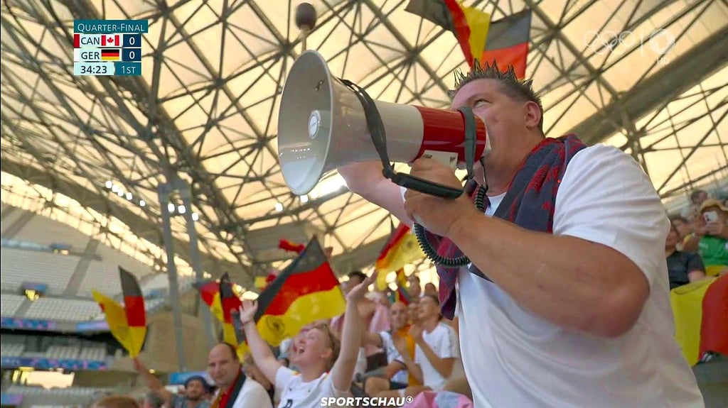 Silvan Arndt mit dem Megafon - hier zu sehen in der Übertragung der ARD.