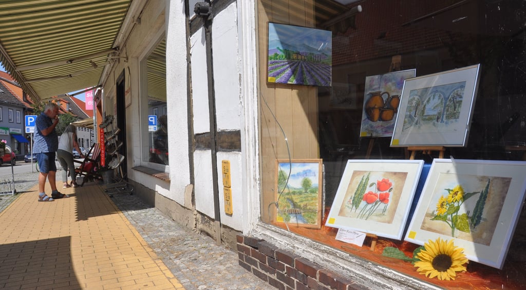 Sommerkunstmeile 2024 in Seehausen (Altmark): In 20 Schaufenstern wird Kunst gezeigt, zwei davon gehören zu leer stehenden Läden.