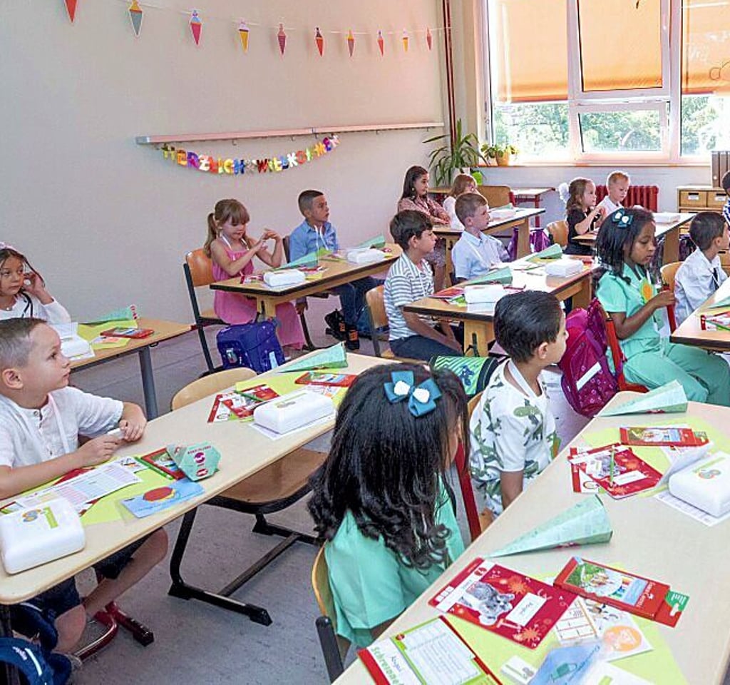 Jeder hat seinen Platz gefunden und lauscht aufmerksam der Lehrerin.