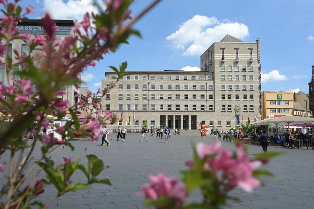 Blick auf den Ratshof von Halle: CDU-Stadtrat Alexander Vogt möchte Nachfolger des scheidenden Oberbürgermeisters Bernd Wiegand (parteilos) werden.