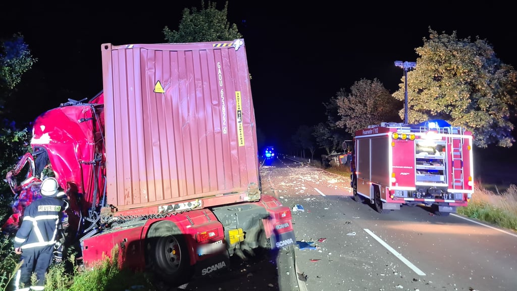Feuerwehrleute an einem der beiden Lkw.