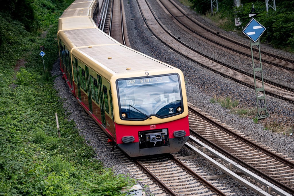 Noch immer gibt es Einschränkungen im Berliner Bahnverkehr nach einem Kabelbrand. Die S-Bahn fährt aber schon wieder.