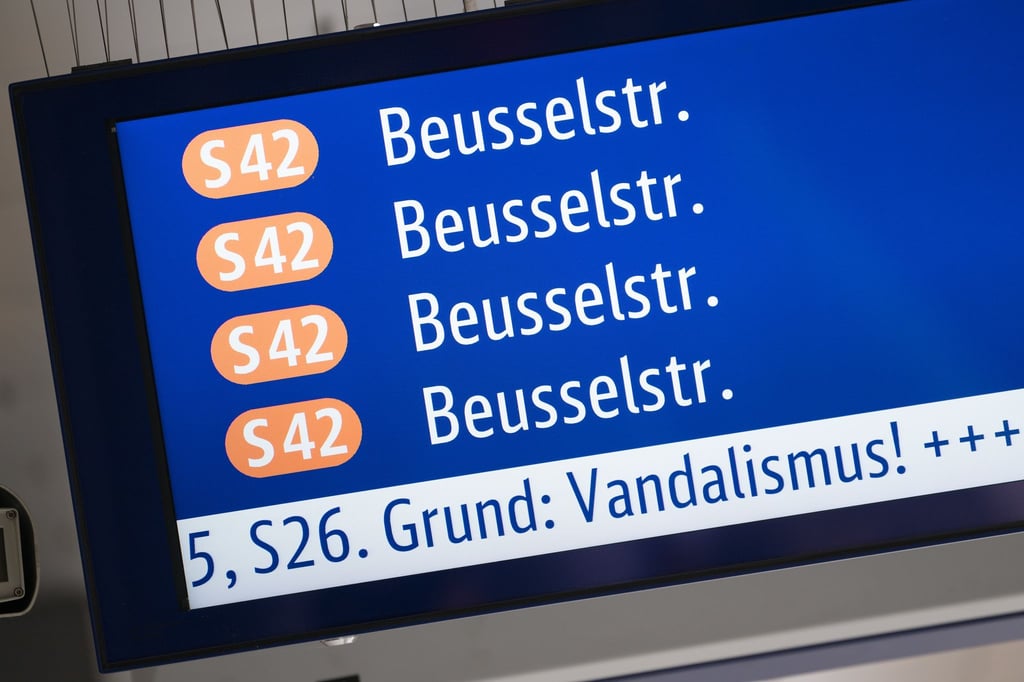 Nach einem Brandanschlag gibt es weiter Beeinträchtigungen bei der Ringbahn. (Archivbild)