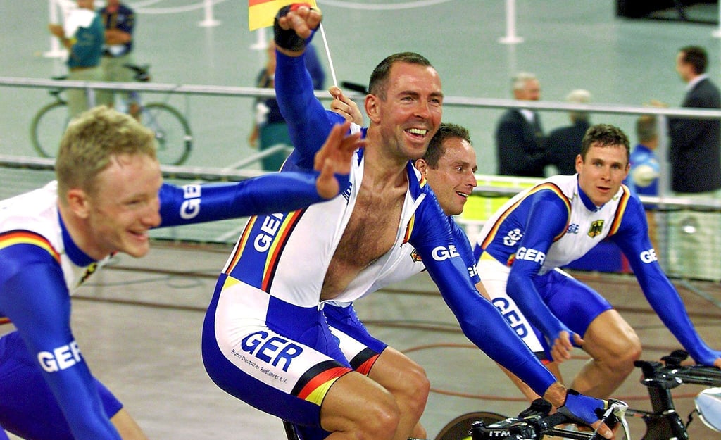 Jens Lehmann (2. von links) jubelt hier mit seinen Teamkollegen über Olympia-Gold in Sydney 2000 in der Mannschaftsverfolgung auf der Bahn.