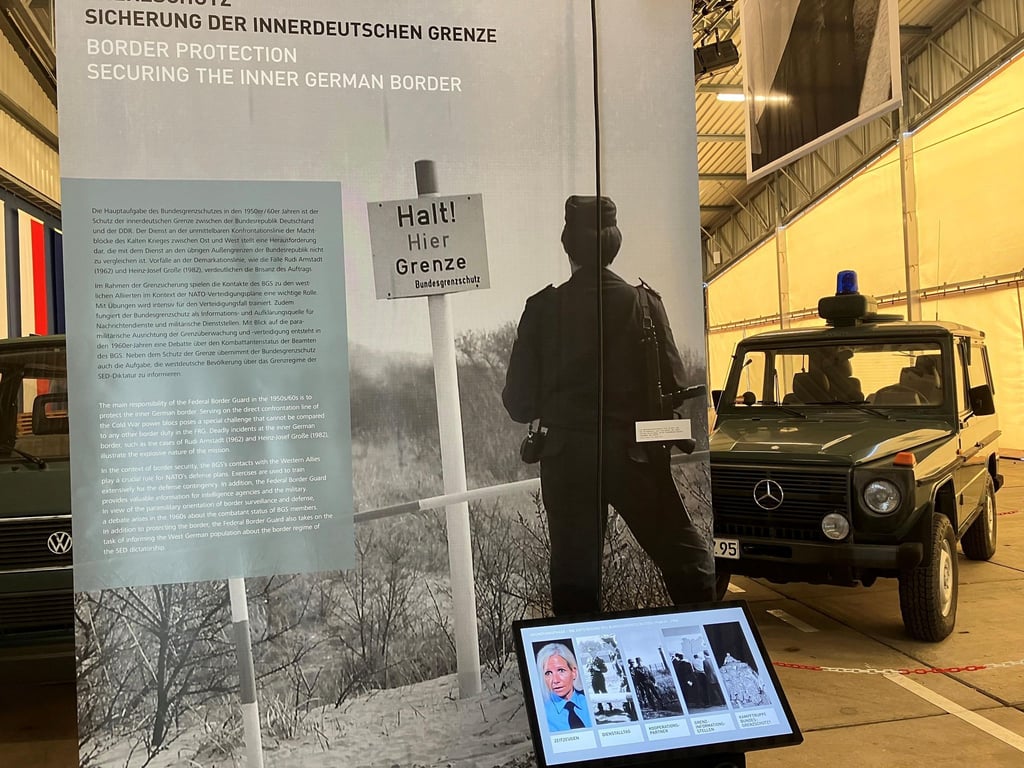 Besucher können sich mit Antippen auf den Bildschirm verschiedenen Zeitzeugen auswählen und sich von ihnen aus unterschiedlichen Epochen des Bundesgrenzschutzes berichten lassen.